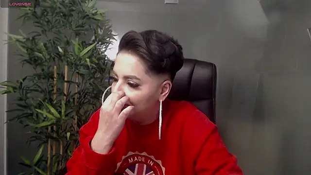 Snapshot of BustyAllyy chatting on February 14, 10:47 pm BustyAllyy online show from February 14, 10:47 pm