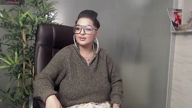 Snapshot of BustyAllyy chatting on February 16, 9:27 pm BustyAllyy online show from February 16, 9:27 pm