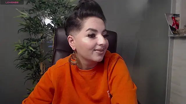 Snapshot of BustyAllyy chatting on February 18, 10:58 pm BustyAllyy online show from February 18, 10:58 pm