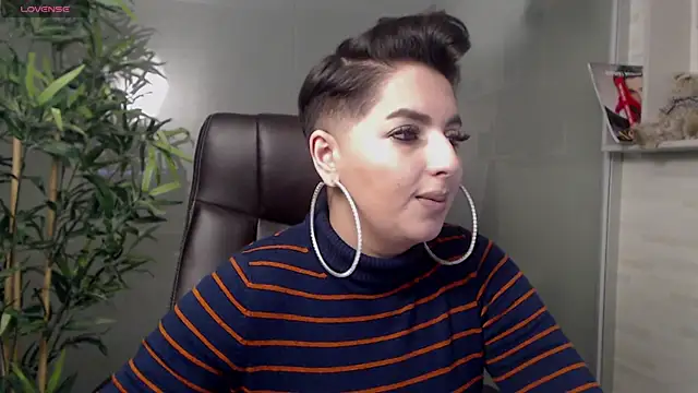 Snapshot of BustyAllyy chatting on February 21, 10:59 pm BustyAllyy online show from February 21, 10:59 pm