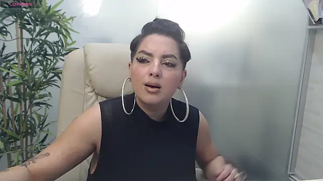 Snapshot of BustyAllyy chatting on February 25, 11:00 pm BustyAllyy online show from February 25, 11:00 pm