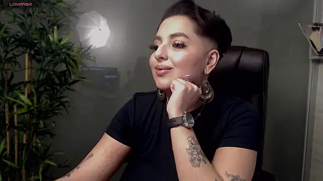 Snapshot of BustyAllyy chatting on February 27, 2:42 am BustyAllyy online show from February 27, 2:42 am