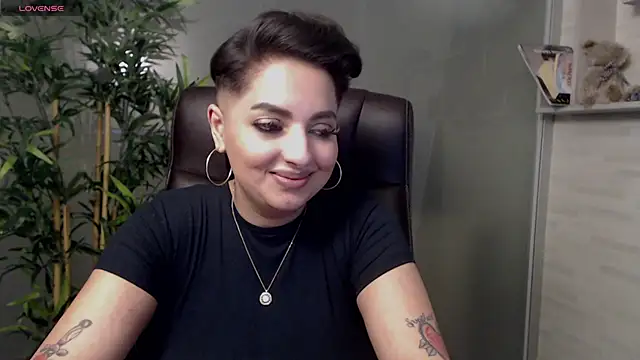 Snapshot of BustyAllyy chatting on February 28, 1:58 am BustyAllyy online show from February 28, 1:58 am