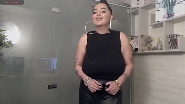 Snapshot of BustyAllyy chatting on March 2, 8:18 pm BustyAllyy online show from March 2, 8:18 pm