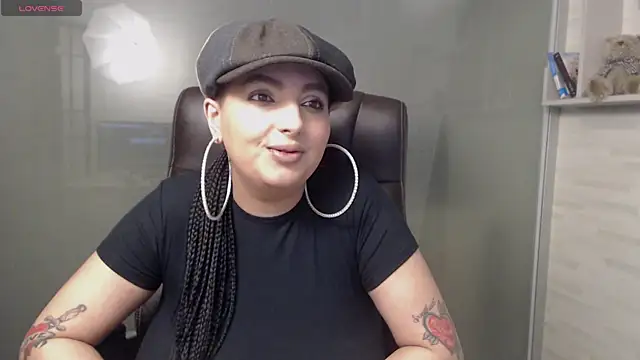 Snapshot of BustyAllyy chatting on March 17, 10:28 pm BustyAllyy online show from March 17, 10:28 pm