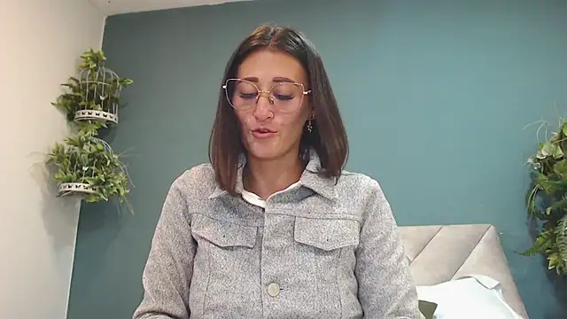 Snapshot of SharisWillian chatting on December 18, 4:07 am SharisWillian online show from December 18, 4:07 am