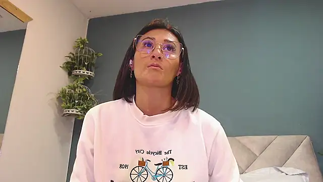 Snapshot of SharisWillian chatting on December 19, 3:57 am SharisWillian online show from December 19, 3:57 am