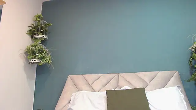 Snapshot of SharisWillian chatting on December 20, 4:41 am SharisWillian online show from December 20, 4:41 am