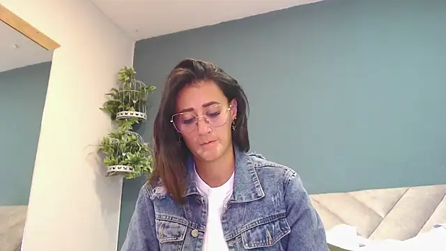 Snapshot of SharisWillian chatting on December 23, 3:59 am SharisWillian online show from December 23, 3:59 am