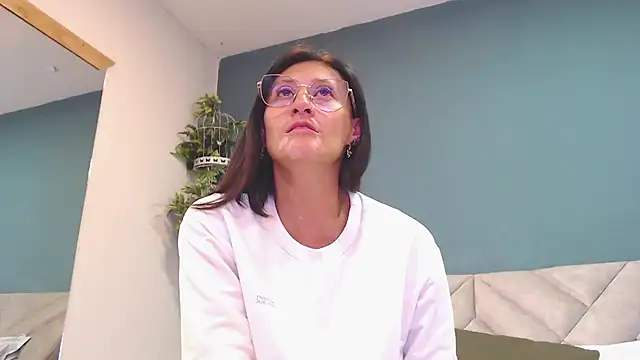 Snapshot of SharisWillian chatting on January 9, 3:53 am SharisWillian online show from January 9, 3:53 am