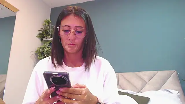 Snapshot of SharisWillian chatting on January 12, 4:18 am SharisWillian online show from January 12, 4:18 am