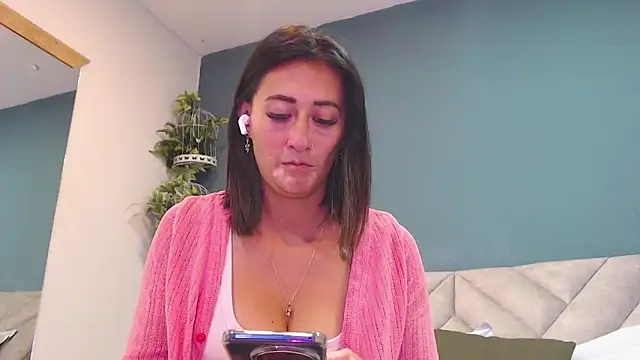 Snapshot of SharisWillian chatting on January 19, 3:54 am SharisWillian online show from January 19, 3:54 am