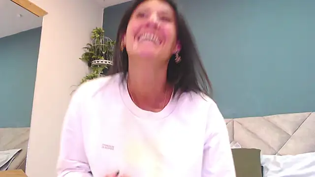 Snapshot of SharisWillian chatting on February 2, 3:38 am SharisWillian online show from February 2, 3:38 am