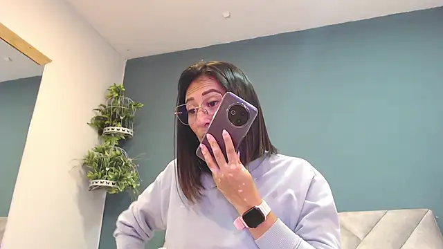 Snapshot of SharisWillian chatting on February 5, 3:44 am SharisWillian online show from February 5, 3:44 am