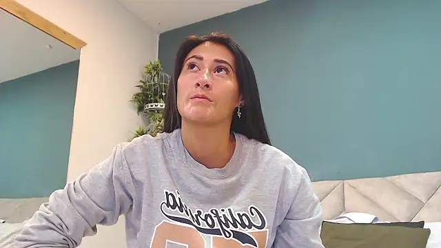 Snapshot of SharisWillian chatting on February 9, 4:05 am SharisWillian online show from February 9, 4:05 am