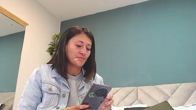 Snapshot of SharisWillian chatting on February 11, 3:55 am SharisWillian online show from February 11, 3:55 am