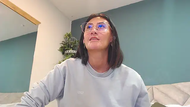 Snapshot of SharisWillian chatting on February 13, 3:57 am SharisWillian online show from February 13, 3:57 am