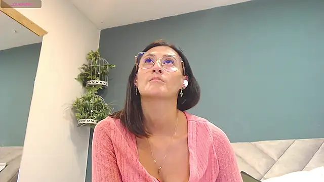 Snapshot of SharisWillian chatting on February 18, 3:24 am SharisWillian online show from February 18, 3:24 am