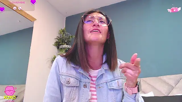 Snapshot of SharisWillian chatting on February 28, 4:24 am SharisWillian online show from February 28, 4:24 am