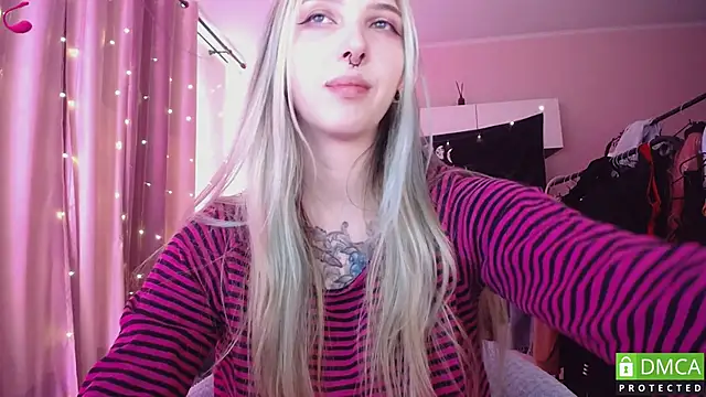 Snapshot of JustMeowGirl chatting on May 16, 7:05 am JustMeowGirl online show from May 16, 7:05 am