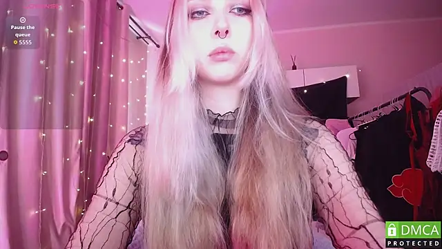 Snapshot of JustMeowGirl chatting on June 15, 5:31 am JustMeowGirl online show from June 15, 5:31 am