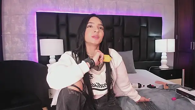 Snapshot of MiaSweeths chatting on December 27, 7:03 pm MiaSweeths online show from December 27, 7:03 pm