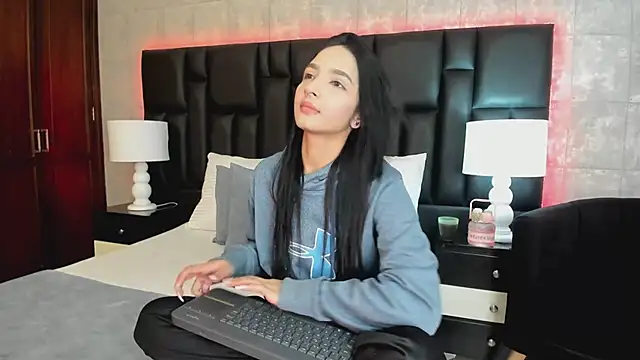 Snapshot of MiaSweeths chatting on February 6, 11:32 am MiaSweeths online show from February 6, 11:32 am