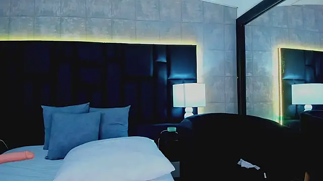 Snapshot of MiaSweeths chatting on February 24, 3:31 pm MiaSweeths online show from February 24, 3:31 pm