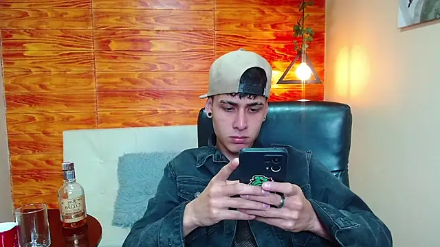 Snapshot of Bastiaan_28 chatting on December 4, 3:15 am Bastiaan 28 online show from December 4, 3:15 am