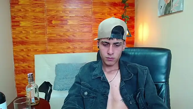 Snapshot of Bastiaan_28 chatting on December 4, 9:40 am Bastiaan 28 online show from December 4, 9:40 am