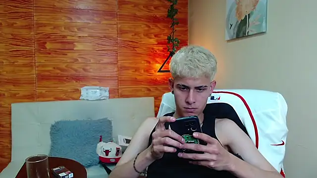 Snapshot of Bastiaan_28 chatting on December 11, 4:28 am Bastiaan 28 online show from December 11, 4:28 am