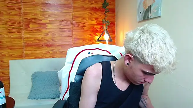 Snapshot of Bastiaan_28 chatting on December 11, 7:31 am Bastiaan 28 online show from December 11, 7:31 am