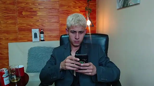 Snapshot of Bastiaan_28 chatting on December 13, 3:05 am Bastiaan 28 online show from December 13, 3:05 am