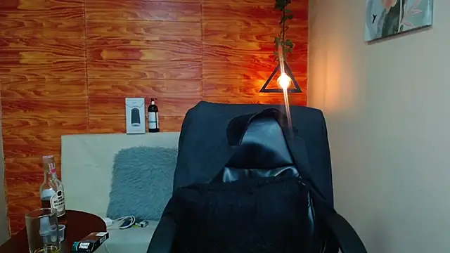 Snapshot of Bastiaan_28 chatting on December 13, 6:10 am Bastiaan 28 online show from December 13, 6:10 am