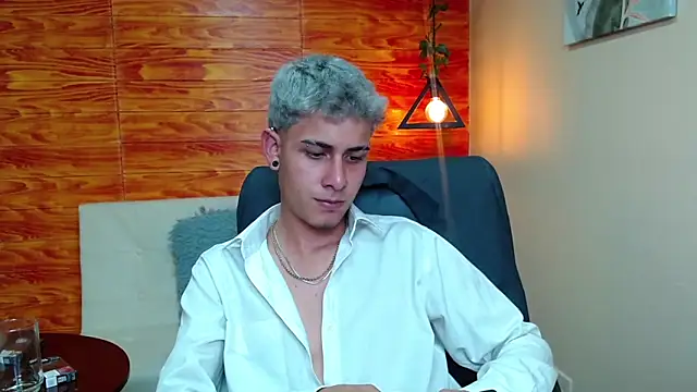 Snapshot of Bastiaan_28 chatting on December 18, 2:53 am Bastiaan 28 online show from December 18, 2:53 am