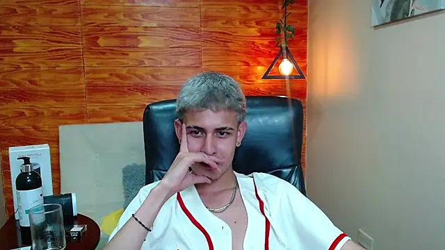 Snapshot of Bastiaan_28 chatting on December 20, 7:44 am Bastiaan 28 online show from December 20, 7:44 am