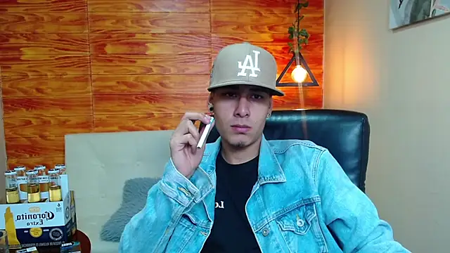 Snapshot of Bastiaan_28 chatting on December 22, 3:11 am Bastiaan 28 online show from December 22, 3:11 am