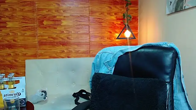 Snapshot of Bastiaan_28 chatting on December 22, 6:17 am Bastiaan 28 online show from December 22, 6:17 am