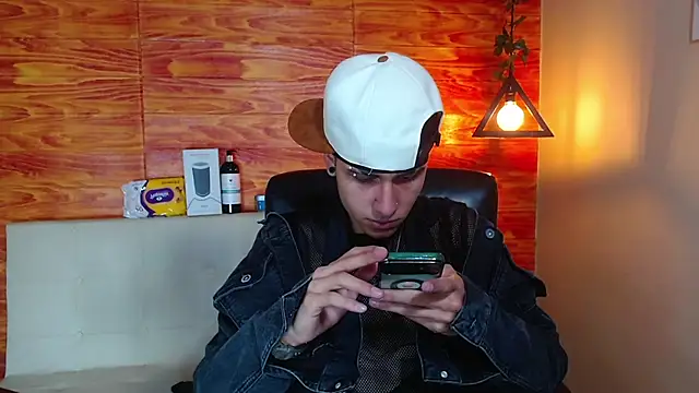 Snapshot of Bastiaan_28 chatting on February 14, 1:56 am Bastiaan 28 online show from February 14, 1:56 am