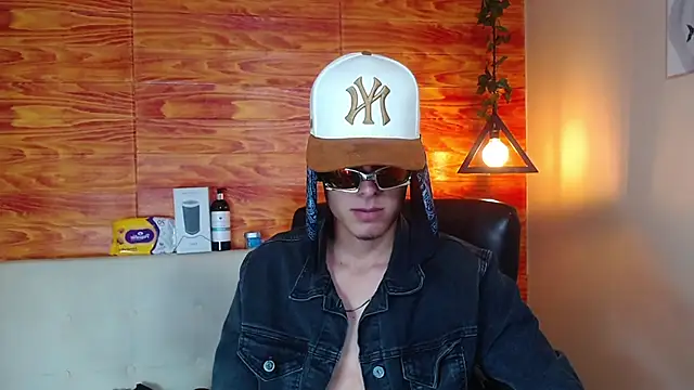 Snapshot of Bastiaan_28 chatting on February 14, 4:58 am Bastiaan 28 online show from February 14, 4:58 am