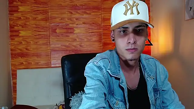 Snapshot of Bastiaan_28 chatting on February 19, 9:17 am Bastiaan 28 online show from February 19, 9:17 am