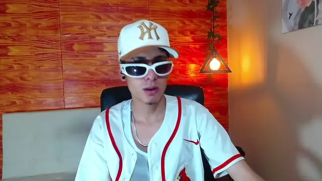 Snapshot of Bastiaan_28 chatting on February 20, 2:40 am Bastiaan 28 online show from February 20, 2:40 am