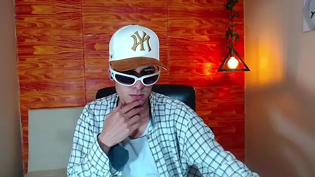 Snapshot of Bastiaan_28 chatting on February 21, 3:12 am Bastiaan 28 online show from February 21, 3:12 am