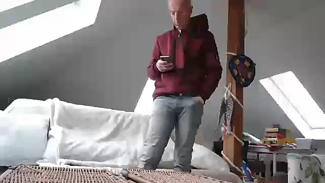 Snapshot of maxmueller321 chatting on December 11, 12:55 pm maxmueller321 online show from December 11, 12:55 pm