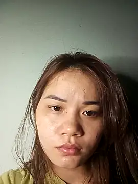 Ngoc-Trinh online show from February 10, 5:09 pm