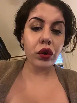 Snapshot of holyeroticss chatting on October 5, 9:13 pm holyeroticss online show from October 5, 9:13 pm