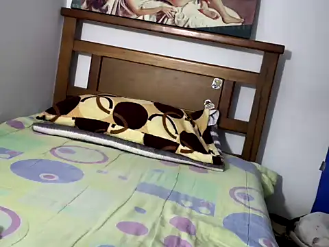 Snapshot of hideonbush051 chatting on December 1, 4:34 pm hideonbush051 online show from December 1, 4:34 pm