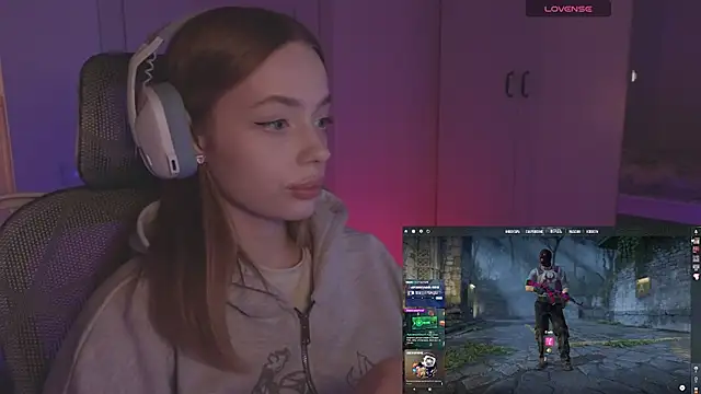 Snapshot of _MayShy_ chatting on October 23, 7:12 pm MayShy online show from October 23, 7:12 pm