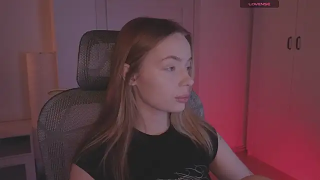 Snapshot of _MayShy_ chatting on October 25, 1:18 pm MayShy online show from October 25, 1:18 pm