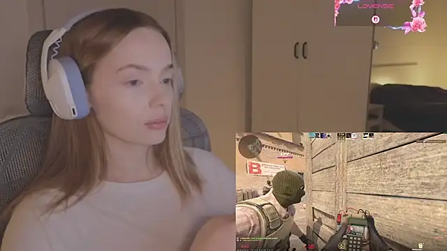 Snapshot of _MayShy_ chatting on October 27, 8:24 pm MayShy online show from October 27, 8:24 pm